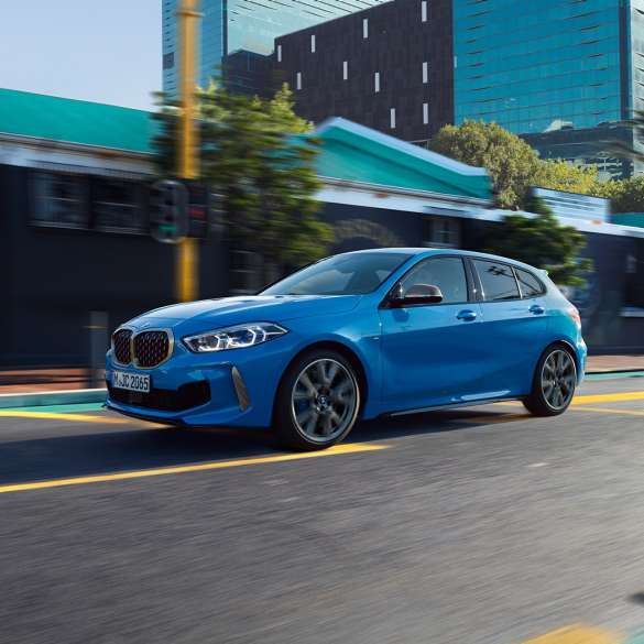 La BMW Série 1, vue de trois quarts de profil. La BMW Série 1 en Misano Blau metallic, vue de trois quarts de profil, en marche.