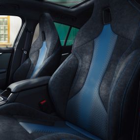 Sièges M sport. Sièges M sport au galbe ergonomique de la BMW Série 1, avec surpiqûres contrastées bleues et appuie-têtes intégrés.
