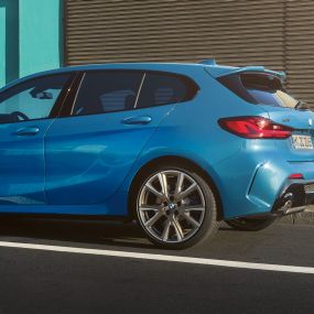 BMW Série 1, pli de Hofmeister. Vue de profil arrière de la BMW Série 1 avec son pli de Hofmeister marquant.