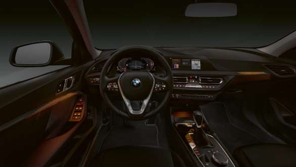 BMW Série 1 F40, Modèle Sport, avec inserts de décoration Illuminated Berlin.