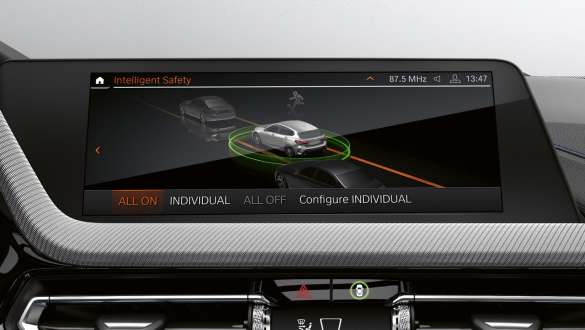 BMW Série 1 F40, Control Display avec système d’assistance au conducteur Driving Assistant Pack.