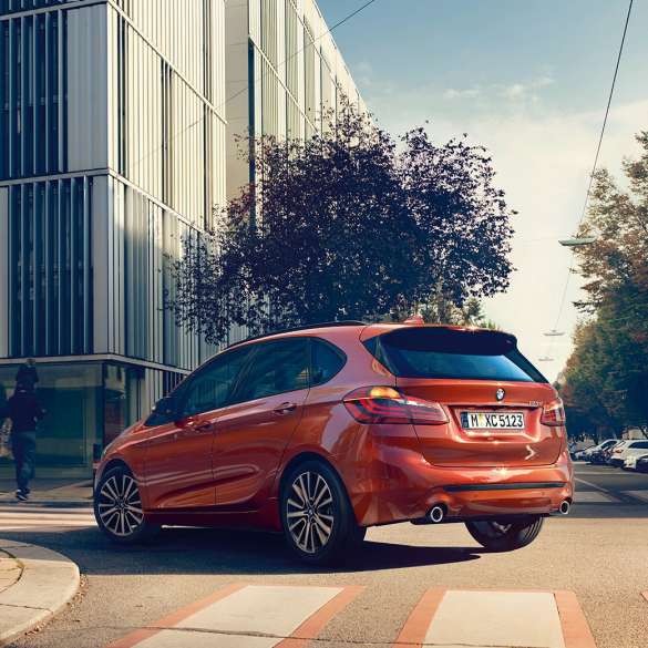 Dynamique de conduite de la BMW série 2 Active Tourer Dynamique de conduite de la BMW Série 2 Active Tourer 220i F45 2018 Sunset Orange metallic vue de trois quarts arrière
