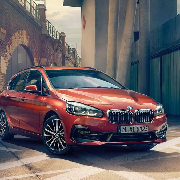 Extérieur de la BMW Série 2 Active Tourer BMW Série 2 Active Tourer F45 restylage 2018 Sunset Orange metallic, vue de trois quarts avant, en stationnement dans une ruelle