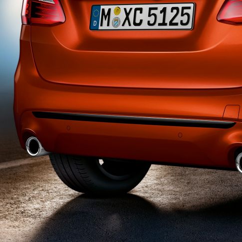 Partie arrière de la BMW Série 2 Active Tourer Partie arrière de la BMW Série 2 Active Tourer 220i F45 restylage 2018 Sunset Orange metallic vue en gros plan arrière