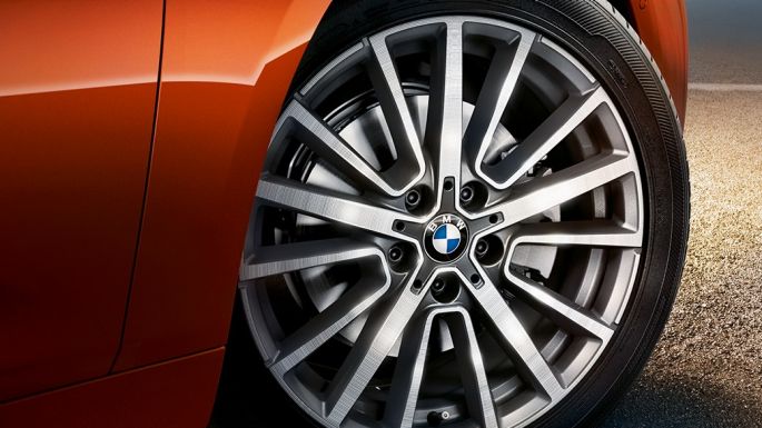 Jantes en aluminium de la BMW Série 2 Active Tourer Jantes de la BMW Série 2 Active Tourer F45 restylage 2018 Sunset Orange metallic vue en gros plan de la jante