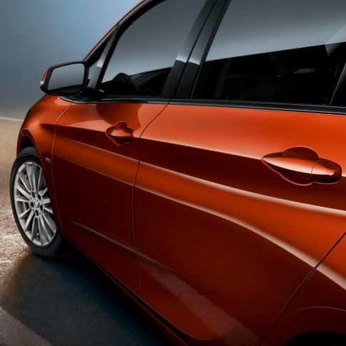 Vue en gros plan de profil de la BMW série 2 Active Tourer BMW Série 2 Active Tourer F45 restylage 2018 Sunset Orange metallic vue en gros plan de profil
