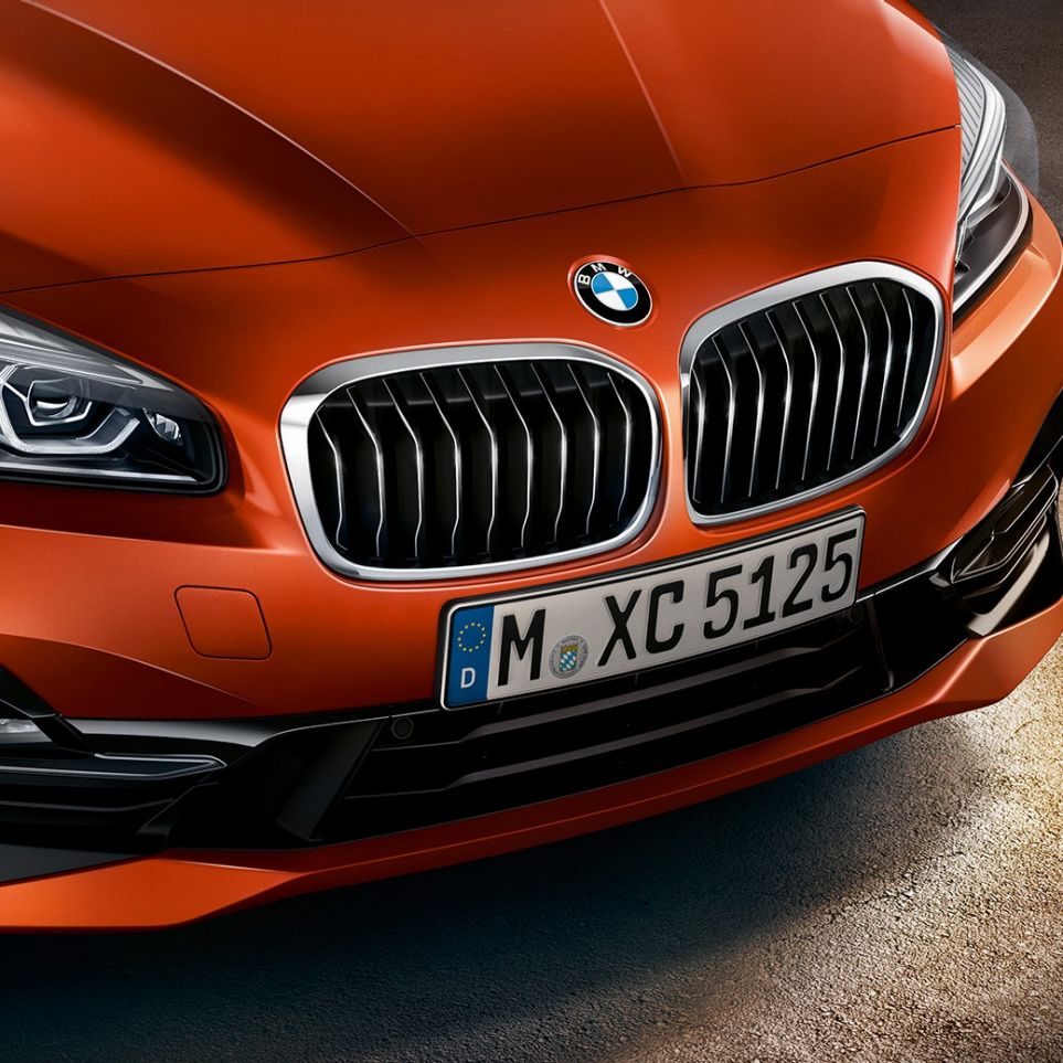 Doubles naseaux de la BMW Série 2 Active Tourer Doubles naseaux de la BMW Série 2 Active Tourer F45 restylage 2018 Sunset Orange metallic vue en gros plan avant