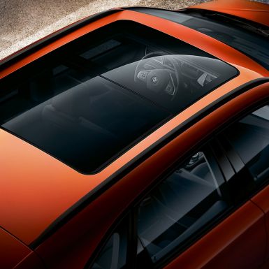 Toit panoramique de la BMW Série 2 Active Tourer Toit panoramique de la BMW Série 2 Active Tourer F45 restylage 2018 Sunset Orange metallic vue en plongée