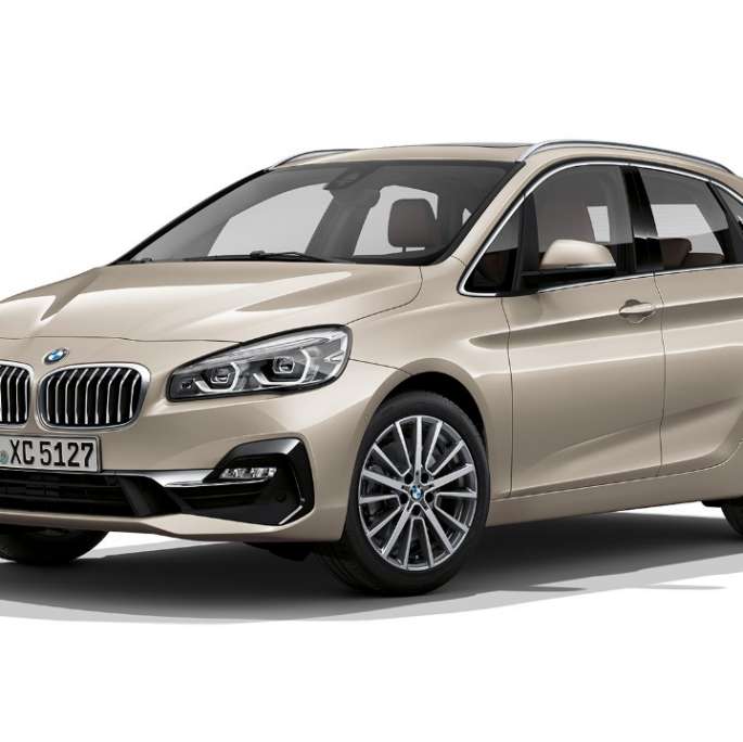Vue de trois quarts avant de la BMW Série 2 Active Tourer, Modèle Luxury BMW Série 2 Active Tourer, Modèle Luxury, 225i xDrive F45 2018 Jucarobeige metallic, vue de trois quarts avant
