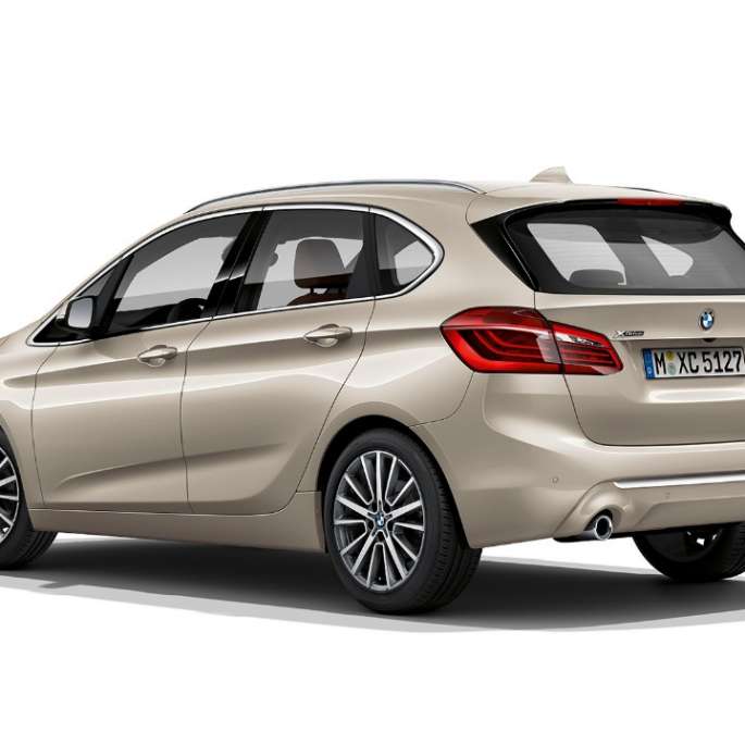 Vue de trois quarts arrière de la BMW Série 2 Active Tourer, Modèle Luxury BMW Série 2 Active Tourer, Modèle Luxury, 225i xDrive F45 2018 Jucarobeige metallic, vue de trois quarts arrière