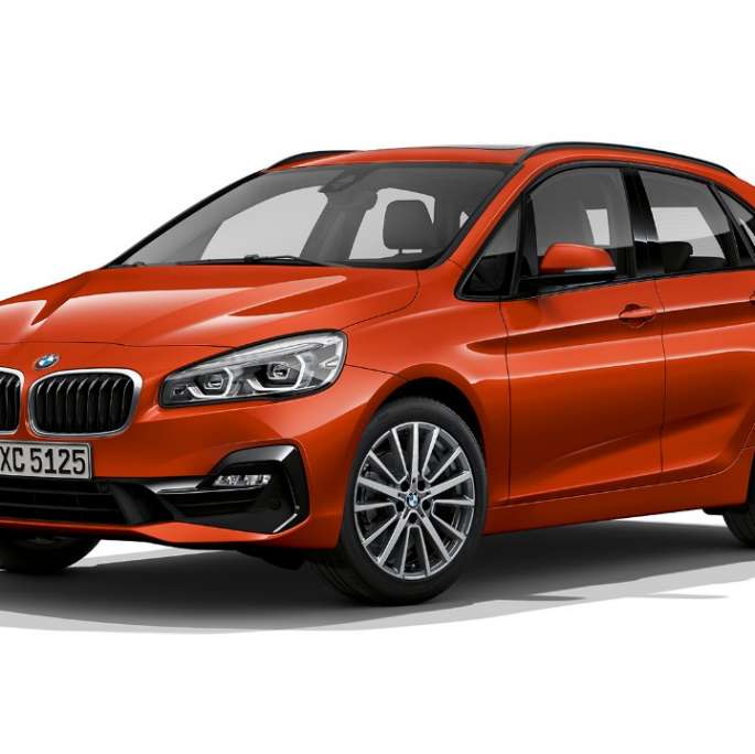 Vue de trois quarts avant de la BMW Série 2 Active Tourer, Modèle Sport BMW Série 2 Active Tourer, Modèle Sport, 220i xDrive F45 2018 Sunset Orange metallic, vue de trois quarts avant