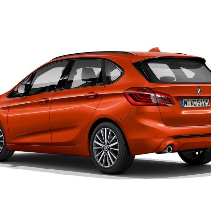 Vue de trois quarts arrière de la BMW Série 2 Active Tourer, Modèle Sport BMW Série 2 Active Tourer, Modèle Sport, 220i xDrive F45 2018 Sunset Orange metallic, vue de trois quarts arrière