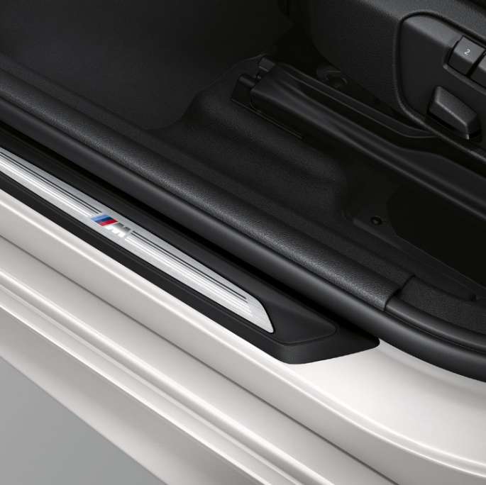 Seuils de portes de la BMW Série 2 Active Tourer, Modèle M Sport Seuils de portes de la BMW Série 2 Active Tourer 220d xDrive, Modèle M Sport F45 2018 Mineralweiß metallic, extérieur