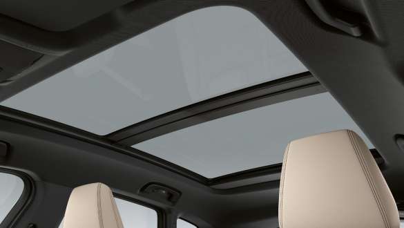 BMW Série 2 Active Tourer U06 2021, toit ouvrant panoramique en verre BMW Série 2 Active Tourer U06 2021 - intérieur du véhicule, toit ouvrant panoramique en verre
