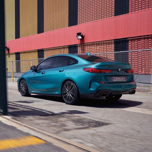 Design avant-gardiste de la BMW Série 2 Gran Coupé Le design novateur de la BMW Série 2 Gran Coupé en Snapper Rocks Blau metallic F44, vue latérale de trois quarts
