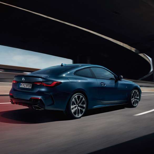 Vue de trois quarts de profil de la BMW Série 4 Coupé G22 2020 BMW Série 4 Coupé G22 2020 Arctic Race Blue metallic en mouvement, vue de trois quarts de profil