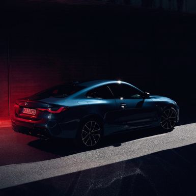 Vue de trois quarts arrière de la carrure avec pli de Hofmeister de la BMW Série 4 Coupé G22 BMW Série 4 Coupé G22 2020 Arctic Race Blue metallic, vue de trois quarts arrière de la carrure avec pli de Hofmeister