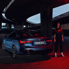 Vue arrière des feux arrière de la BMW Série 4 Coupé G22 BMW Série 4 Coupé G22 2020 Arctic Race Blue metallic, vue arrière des feux arrière