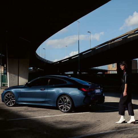Vue de profil de la ligne de toit fluide de la BMW Série 4 Coupé G22 2020 BMW Série 4 Coupé G22 2020 Arctic Race Blue metallic, vue de profil de la ligne de toit fluide