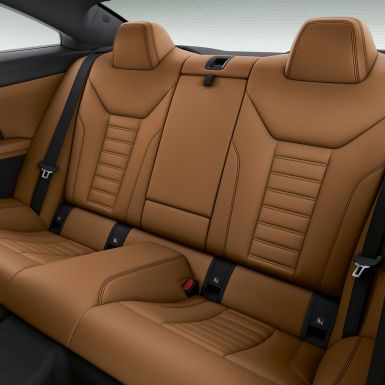L'arrière de la BMW Série 4 Coupé G22 Sièges sport de la BMW Série 4 Coupé G22 2020, habitacle