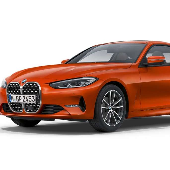 Vue de trois quarts face BMW xDrive BMW Série 4 Coupé équipement de base G22 2020 vue de trois quarts arrière BMW Série 4 Coupé G22 2020 équipement de base Sunset Orange metallic vue de trois quarts face