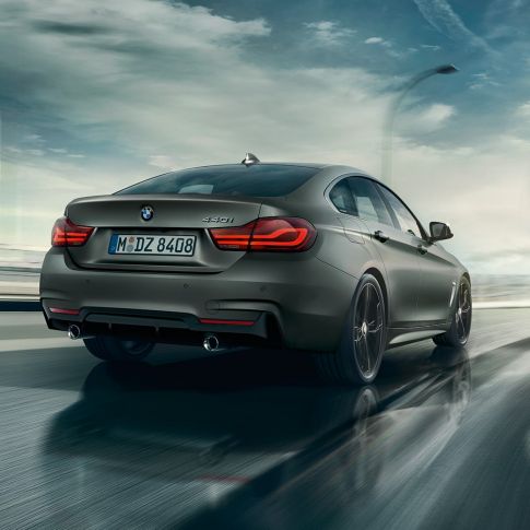 BMW Série 4 Gran Coupé en mouvement, vue de trois quarts arrière BMW Série 4 Gran Coupé en mouvement, vue de trois quarts arrière