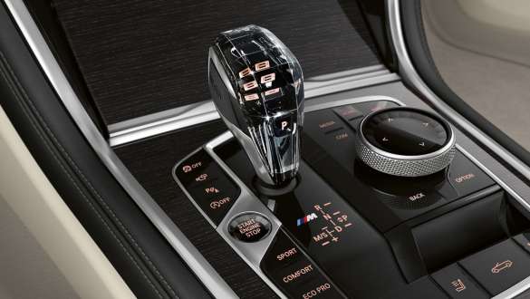 BMW M850i xDrive Dravitgrau metallic, applique en verre CraftedClarity. BMW M850i xDrive Dravitgrau metallic, applique en verre CraftedClarity.