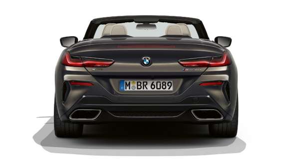 BMW M850i xDrive Dravitgrau metallic, vue de derrière, échappement sport. BMW M850i xDrive Dravitgrau metallic, vue de derrière, échappement sport.