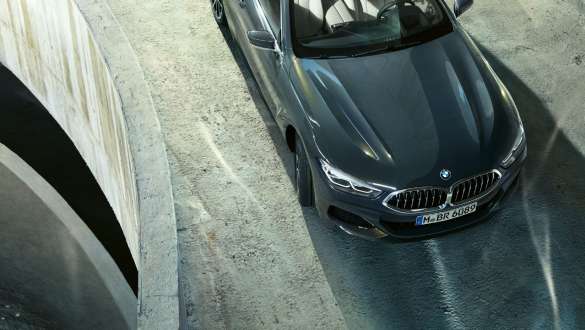 BMW M850i xDrive Dravitgrau metallic, sur la route, avant vu du ciel, Integral Active Steering. BMW M850i xDrive Dravitgrau metallic, sur la route, avant vu du ciel, Integral Active Steering.