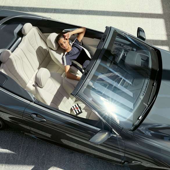BMW M850i xDrive intérieur avec conductrice vue d’en haut, sièges multifonctions en cuir Merino Elfenbeinweiß. BMW M850i xDrive intérieur avec conductrice vue d’en haut, sièges multifonctions en cuir Merino Elfenbeinweiß.