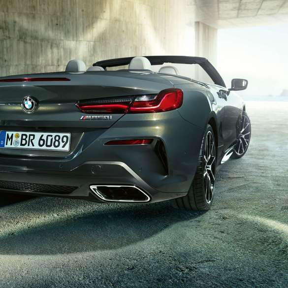 BMW M850i xDrive Dravitgrau metallic, vue de trois quarts arrière droite. BMW M850i xDrive Dravitgrau metallic, vue de trois quarts arrière droite.
