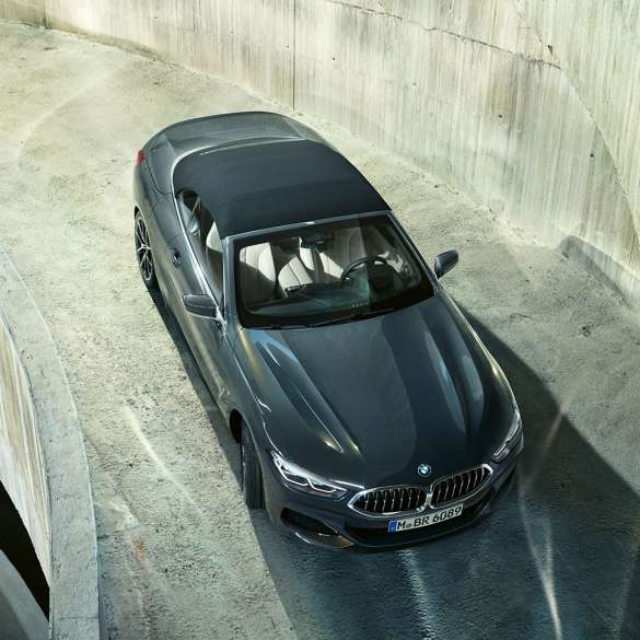 BMW M850i xDrive Dravitgrau metallic avec capote en tissu noire, vue en plongée. BMW M850i xDrive Dravitgrau metallic avec capote en tissu noire, vue en plongée.