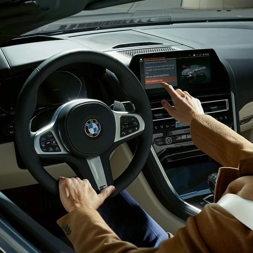 BMW M850i xDrive, le conducteur actionne le BMW Live Cockpit Professional par commande tactile. BMW M850i xDrive, le conducteur actionne le BMW Live Cockpit Professional par commande tactile.