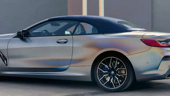 Capote en tissu BMW Individual Marine Blau BMW Série 8 Cabrio G14 LCI restylage 2022 BMW Individual Frozen Pure Grey metallic BMW M850i xDrive vue de trois quarts arrière