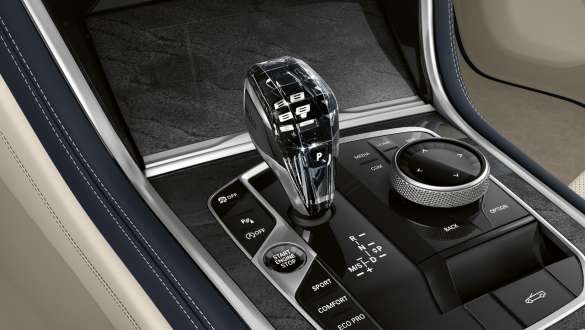 Appliques en verre CraftedClarity de la BMW Série 8 Cabrio G14 LCI restylage 2022 vue en gros plan de la console centrale