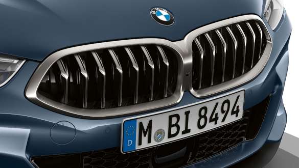 Barreaux des naseaux et garniture de l’Air Breather. BMW Série 8 Coupé, vue en gros plan de la partie avant, des barreaux des naseaux et de la garniture de l'Air Breather.