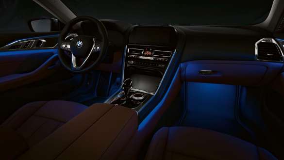 Éclairage d'ambiance. BMW Série 8 Coupé, poste de conduite, éclairage d’ambiance.