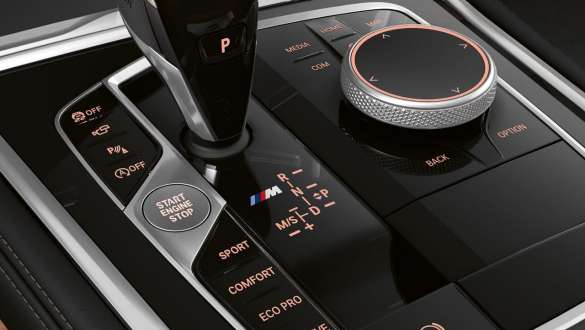 Console centrale, boîte de vitesses sport Steptronic. BMW Série 8 Coupé, vue gros plan de la console centrale, boîte de vitesses sport Steptronic.