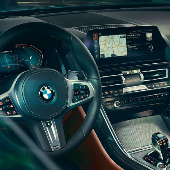 BMW Série 8 Coupé, poste de conduite. BMW Série 8 Coupé, poste de conduite, gros plan avec volant et Control Display.