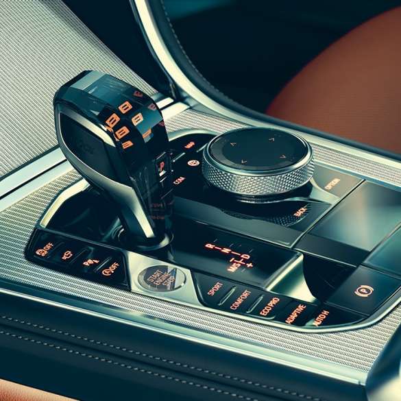 BMW Série 8 Coupé, intérieur. Intérieur de la BMW Série 8 Coupé, vue en gros plan du sélecteur de vitesses.