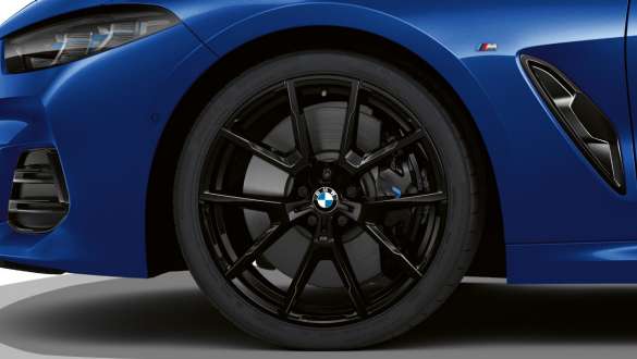 Jantes BMW M 20" en alliage léger, à rayons en Y 728 M, sur la nouvelle BMW Série 8 Coupé G15 LCI restylage 2022 M Portimao Blau metallic vue de profil