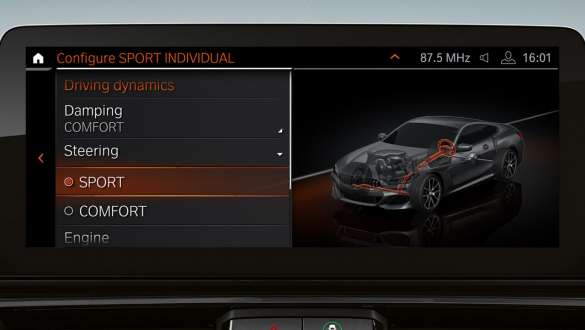 Integral Active Steering de la nouvelle BMW Série 8 Coupé G15 LCI restylage 2022 Control Display vue en gros plan