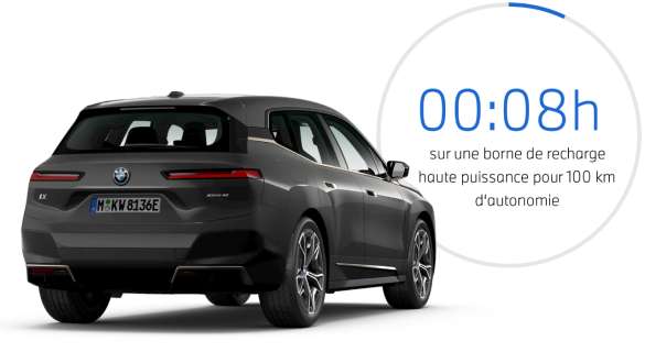 BMW iX i20 SUV électrique BMW iX xDrive50 recharge en cours de route BMW iX i20 2021 SUV électrique BMW iX xDrive40 Sophistograu recharge sur une borne de recharge rapide publique