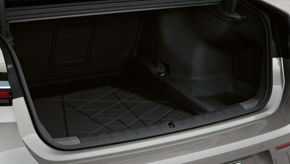 Tapis BMW pour compartiment à bagages. Tapis BMW pour compartiment à bagages.