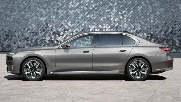 BMW i7 Berline G70 vue de profil studio BMW i7 Berline G70 BMW Individual Oxid grey metallic vue de profil studio avec background