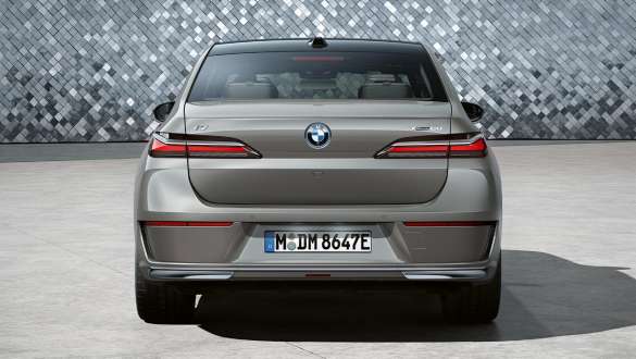 BMW i7 Berline G70 vue arrière studio BMW i7 Berline G70 BMW Individual Oxid grey metallic vue arrière studio avec background