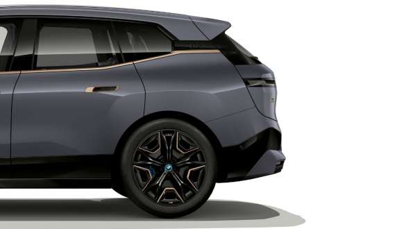 BMW iX M60 i20 2022 SUV électrique voiture électrique BMW Individual Storm Bay metallic Integral Active Steering vue de profil arrière