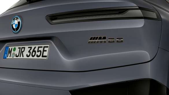 BMW iX M60 i20 2022 SUV électrique voiture électrique BMW Individual Storm Bay metallic Logo M arrière
