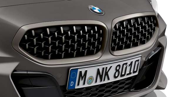 Doubles naseaux BMW Z4 M40i Roadster G29 Doubles naseaux en style Mesh BMW Z4 M40i Roadster G29 2019 BMW Individual Frozen Grey metallic, vue en gros plan avant