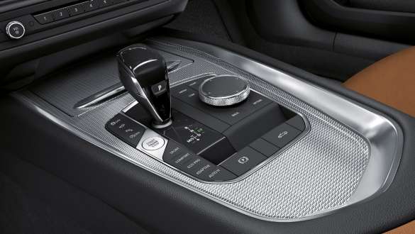 Boîte de vitesses sport Steptronic BMW Z4 M40i G29 Boîte de vitesses sport Steptronic BMW Z4 M40i G29 2019, vue en gros plan sur le pommeau du levier de vitesses dans l’habitacle